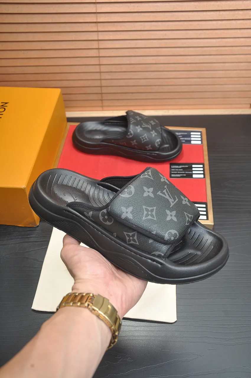 Men's men's shoes 💰340💶 [Louis Vuitton LV slippers] (high-end cowhide) counter 1:1 fashion style, a must-have for summer! The designer used LV’s iconic outsole. The original simple slippers instantly become fashionable! The upper is made of flexible special cowhide leather straps alternately, and the workmanship is exquisite! A must-have for stylish men in summer, size 38-45 (45 customized)